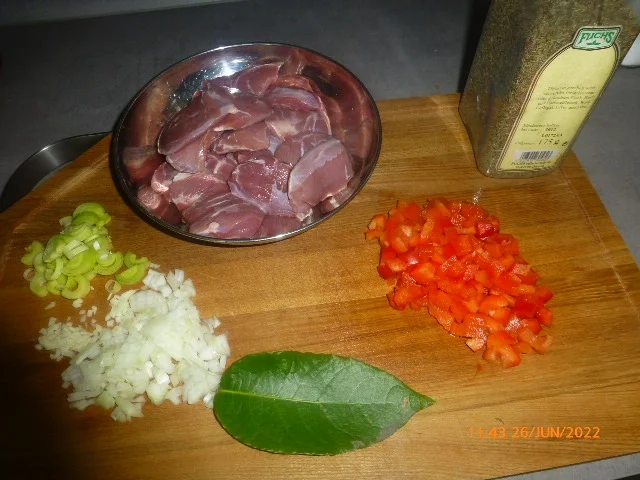 Spanferkelbäckchen mit Tomate und Knoblauchkartoffeln - Rezept - Bild Nr. 15999