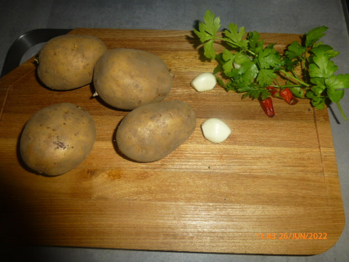 Spanferkelbäckchen mit Tomate und Knoblauchkartoffeln - Rezept - Bild Nr. 16001