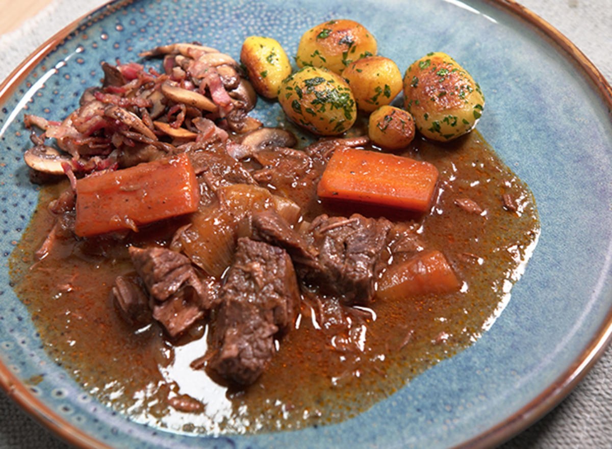 Boeuf Bourguignon mit Röstkartoffeln - Rezept - kochbar.de