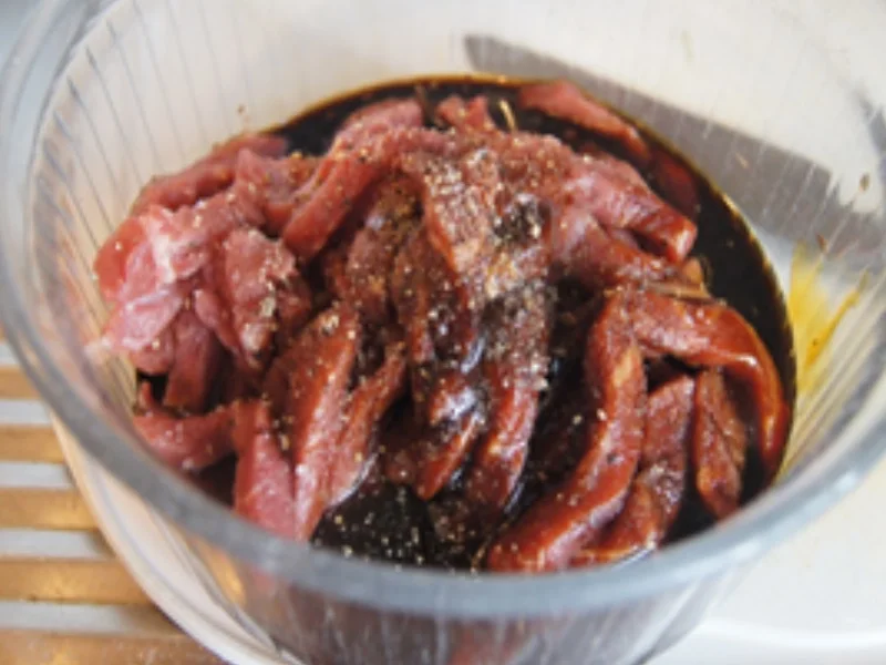 Rindfleisch mit Brokkoli im Wok und gelber Basmatireis - Rezept - Bild Nr. 16002