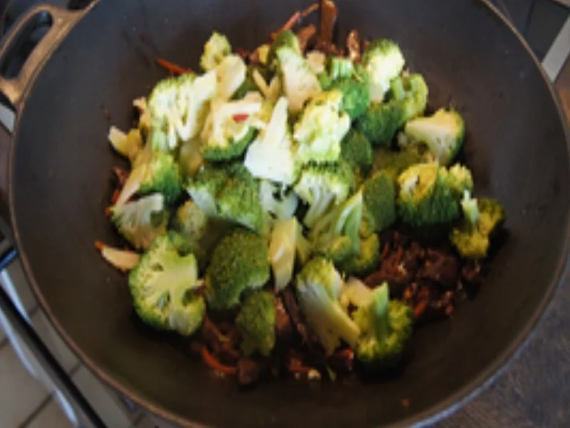 Rindfleisch mit Brokkoli im Wok und gelber Basmatireis - Rezept - Bild Nr. 16012