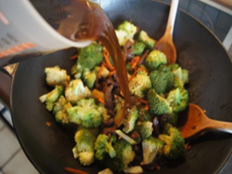 Rindfleisch mit Brokkoli im Wok und gelber Basmatireis - Rezept - Bild Nr. 16013