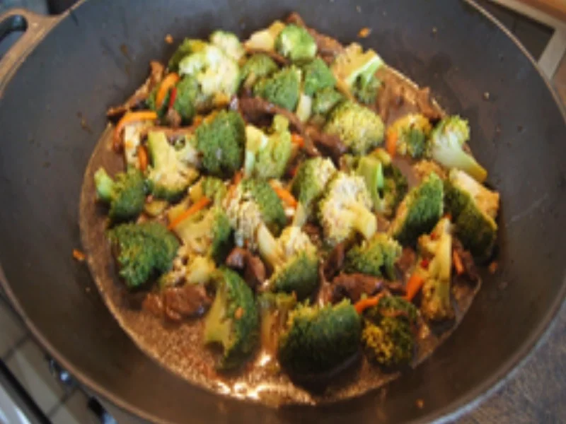 Rindfleisch mit Brokkoli im Wok und gelber Basmatireis - Rezept - Bild Nr. 16014