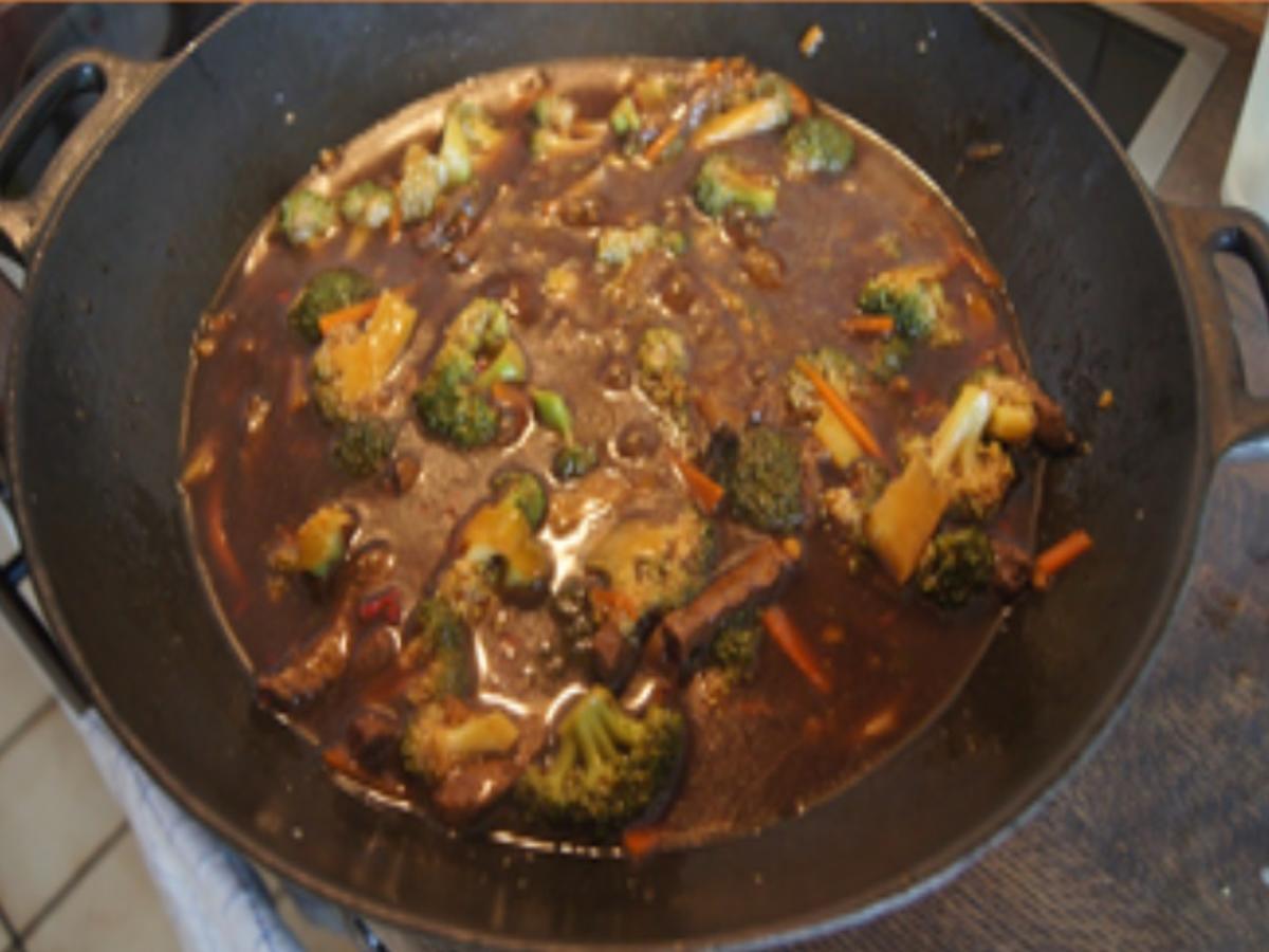 Rindfleisch mit Brokkoli im Wok und gelber Basmatireis - Rezept - Bild Nr. 16016