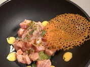 Lachstatar mit Aioli, Ciabatta und Korallenhippen - Rezept - Bild Nr. 2