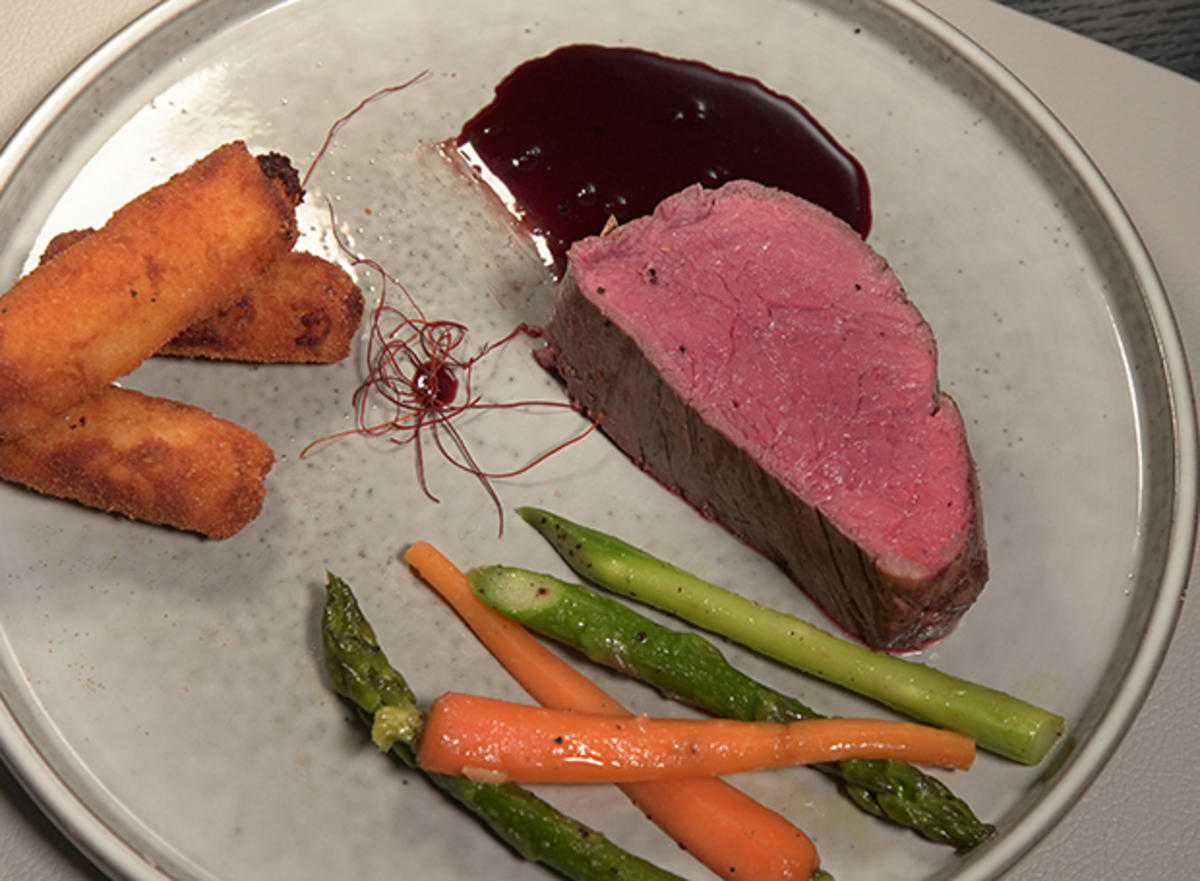 Rinderfilet mit Trüffel-Parmesan-Kroketten und karamellisierten grünen ...
