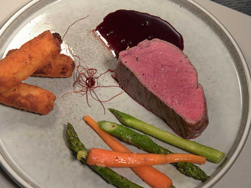 Rinderfilet mit Trüffel Parmesan Kroketten und karamellisierten grünen ...