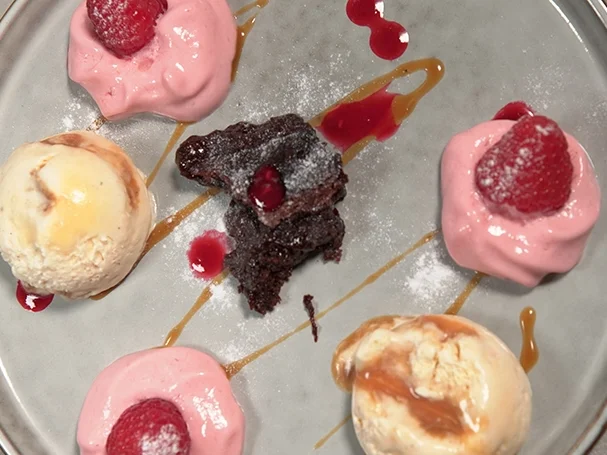 Schokobrownie mit Himbeer Espuma und Vanille Salted Caramel Parfait - Rezept - Bild Nr. 2