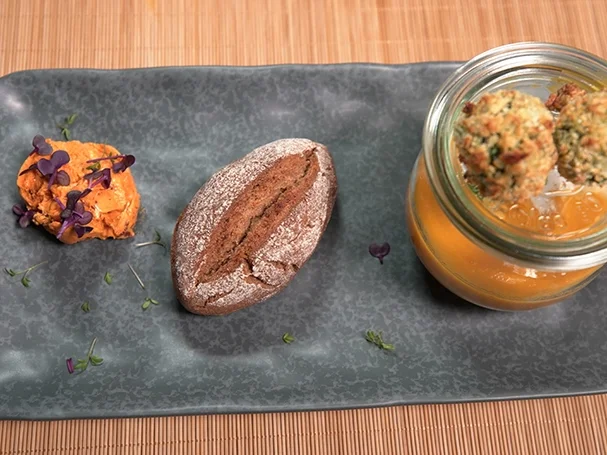 Rezept: Karotten-Ingwersuppe mit Kokosschaum, Spinatbällchen und Sauerteigbrötchen Bild Nr. 15999 Karotten-Ingwersuppe mit Kokosschaum, Spinatbällchen und Sauerteigbrötchen - Rezept - Bild Nr. 15999