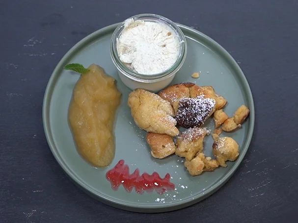 Kaiserschmarrn mit Apfelmus und Walnusseis - Rezept - Bild Nr. 2