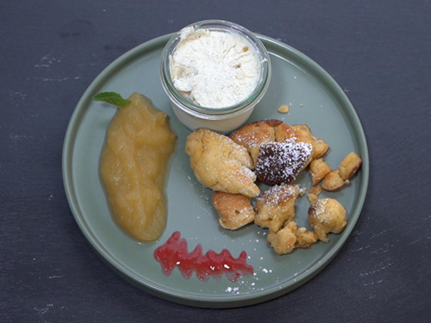 Kaiserschmarrn mit Apfelmus und Walnusseis - Rezept - kochbar.de