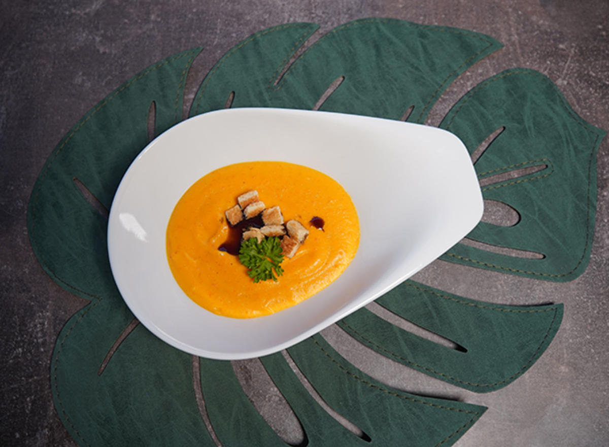 Kartoffel-Karotten-Ingwer Suppe mit Baguette - Rezept - kochbar.de