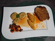 Schweinebraten mit Kartoffelnudeln und Serviettenknödeln - Rezept - Bild Nr. 16000