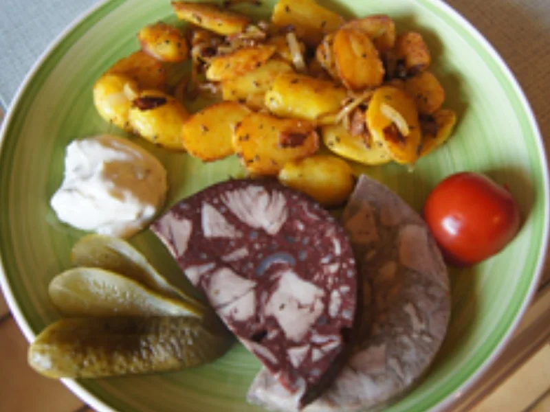 Presssack rot und weiß mit Bratkartoffel-Drillingen und TARTASKA OMACKA - Rezept - Bild Nr. 2