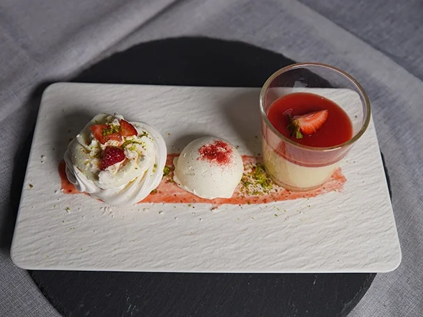 Rezept: Weiße Mousse au Chocolat mit Sahneeis und Pavlova Bild Nr. 16010 Weiße Mousse au Chocolat mit Sahneeis und Pavlova - Rezept - Bild Nr. 16010