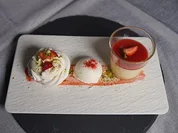 Weiße Mousse au Chocolat mit Sahneeis und Pavlova - Rezept - Bild Nr. 16010