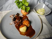 Schweinebraten mit süßer Gewürzmischung, Kartoffelknödel und dunkler Biersoße - Rezept - Bild Nr. 2