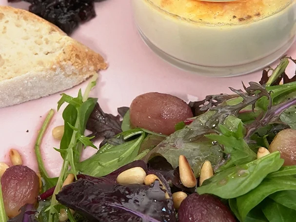 Zwiebel-Chutney mit Ziegenkäse-Creme-Bruleé und Trauben - Rezept - Bild Nr. 2