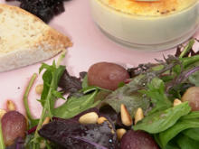 Zwiebel-Chutney mit Ziegenkäse-Creme-Bruleé und Trauben - Rezept - Bild Nr. 2