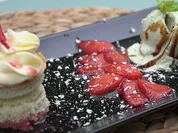 White-Chocolat-Törtchen mit Basilikum-Vanille Eis und marinierten Erdbeeren - Rezept - Bild Nr. 2