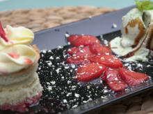 White-Chocolat-Törtchen mit Basilikum-Vanille Eis und marinierten Erdbeeren - Rezept - Bild Nr. 2