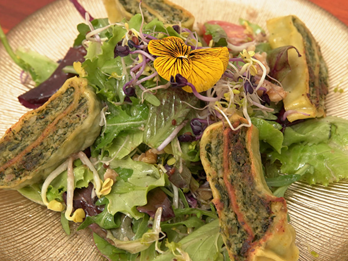 Maultaschen An Wildkr Utersalat Mit Nuss Vinaigrette Rezept Kochbar De