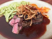 Zwiebelrostbraten mit Bärlauch Spätzle und glasierten Karotten - Rezept - Bild Nr. 2