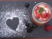 Cheesecake im Glas mit Erdbeeren und Keksboden - Rezept - Bild Nr. 2