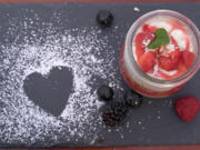 Cheesecake im Glas mit Erdbeeren und Keksboden - Rezept - Bild Nr. 2