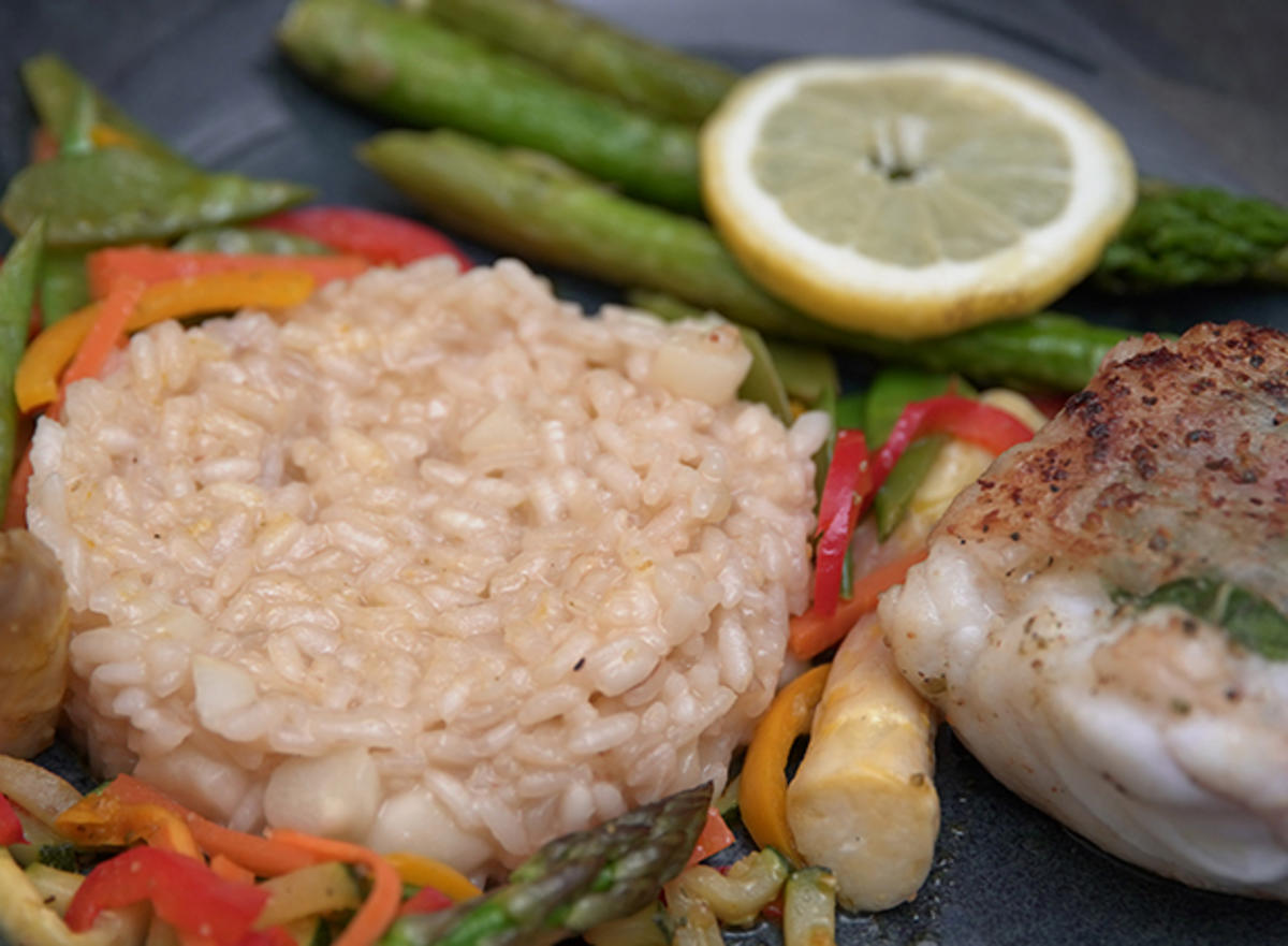 Saltimbocca vom Seeteufel mit Spargelrisotto und Frühlingsgemüse ...