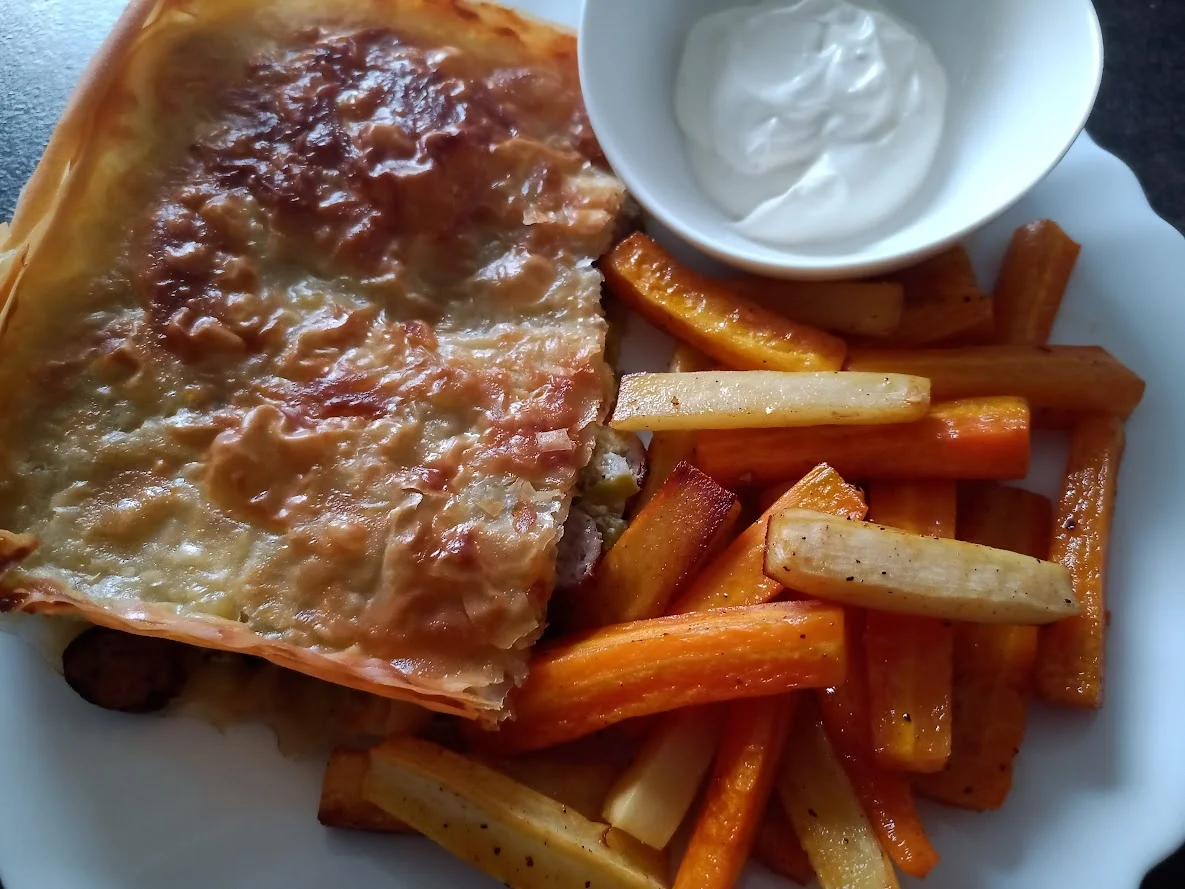 Rezept: Würstchen Börek mit Karotten-Pastinaken-Stäbchen zur kochbar Challenge Juli 2022 Bild Nr. 2 Würstchen Börek mit Karotten-Pastinaken-Stäbchen zur kochbar Challenge Juli 2022 - Rezept - Bild Nr. 2