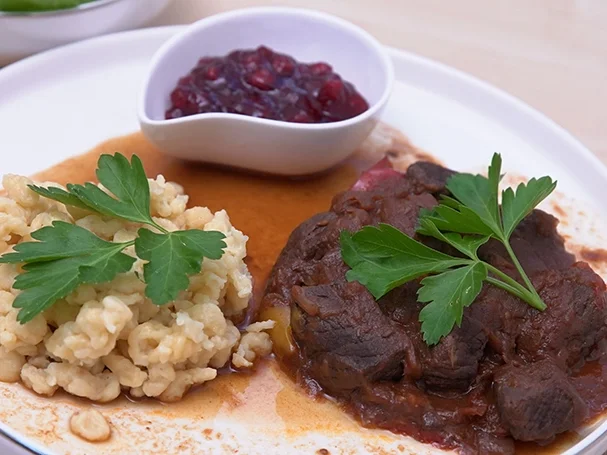 Rezept: Rotweingulasch, Spätzle und Feldsalat mit Honig-Dijonsenf-Dressing Bild Nr. 2 Rotweingulasch, Spätzle und Feldsalat mit Honig-Dijonsenf-Dressing - Rezept - Bild Nr. 2
