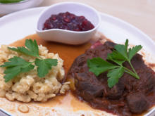 Rotweingulasch, Spätzle und Feldsalat mit Honig-Dijonsenf-Dressing - Rezept - Bild Nr. 2