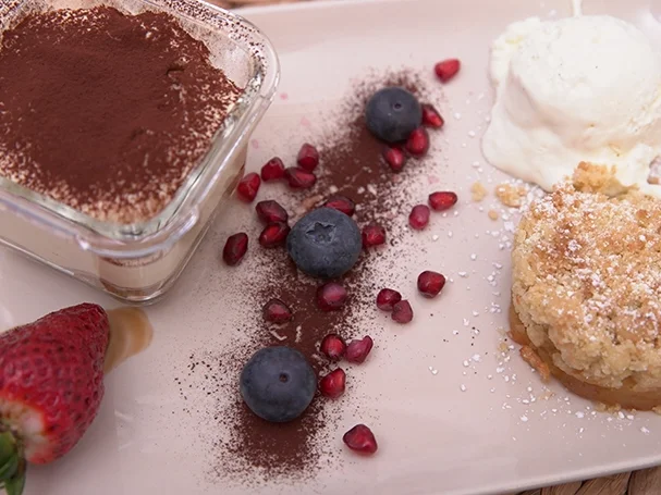 Tiramisu und Apfelcrumble mit Vanille-Sahne-Eis - Rezept - Bild Nr. 2