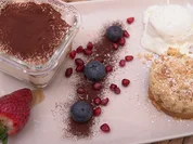 Tiramisu und Apfelcrumble mit Vanille-Sahne-Eis - Rezept - Bild Nr. 2