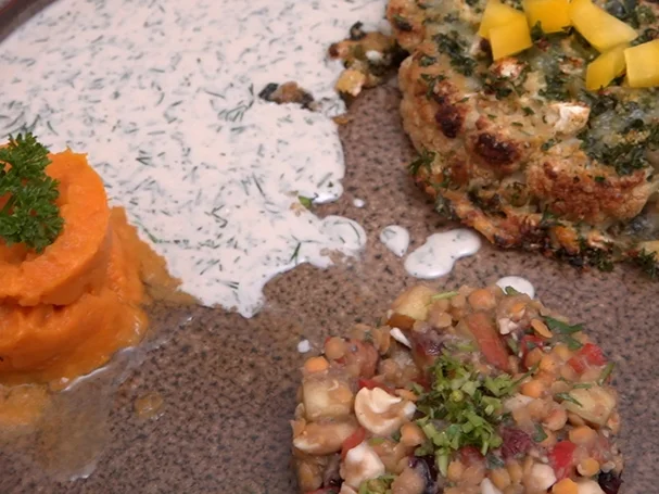 Blumenkohlschnitzel mit Süßkartoffelstampf und Linsensalat - Rezept - Bild Nr. 2