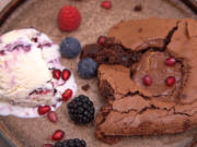 Schokobrownie mit Peanutbuttercups und Cheesecake-Eis - Rezept - Bild Nr. 2