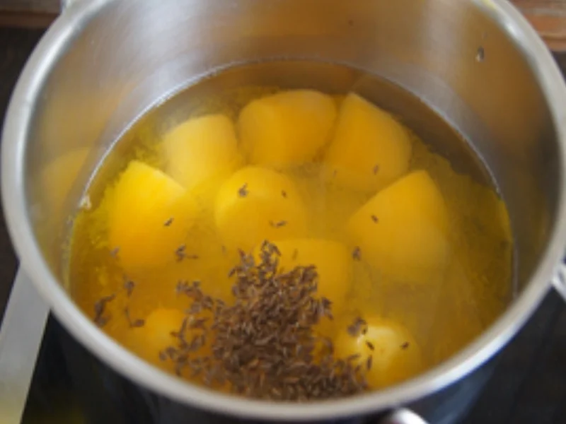 Rezept: Rahm-Kohlrabi mit Mettbällchen und Kümmel-Drillingen Bild Nr. 11 Rahm-Kohlrabi mit Mettbällchen und Kümmel-Drillingen - Rezept - Bild Nr. 11