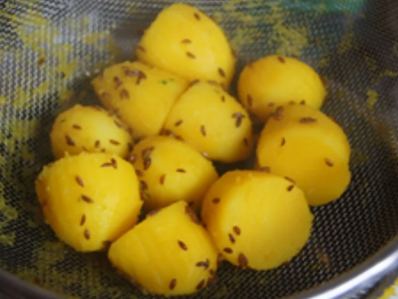 Rezept: Rahm-Kohlrabi mit Mettbällchen und Kümmel-Drillingen Bild Nr. 13 Rahm-Kohlrabi mit Mettbällchen und Kümmel-Drillingen - Rezept - Bild Nr. 13