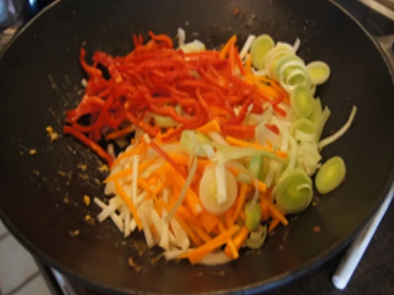 Rezept: Chinesische Bratnudeln mit Mett, Ei und Gemüsemix Bild Nr. 20 Chinesische Bratnudeln mit Mett, Ei und Gemüsemix - Rezept - Bild Nr. 20