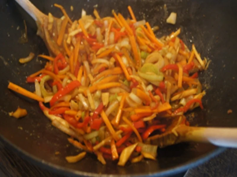 Rezept: Chinesische Bratnudeln mit Mett, Ei und Gemüsemix Bild Nr. 21 Chinesische Bratnudeln mit Mett, Ei und Gemüsemix - Rezept - Bild Nr. 21