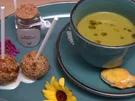 Erbsensuppe mit Lachspralinen und Gebäck - Rezept - Bild Nr. 2
