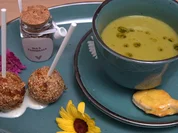 Erbsensuppe mit Lachspralinen und Gebäck - Rezept - Bild Nr. 2