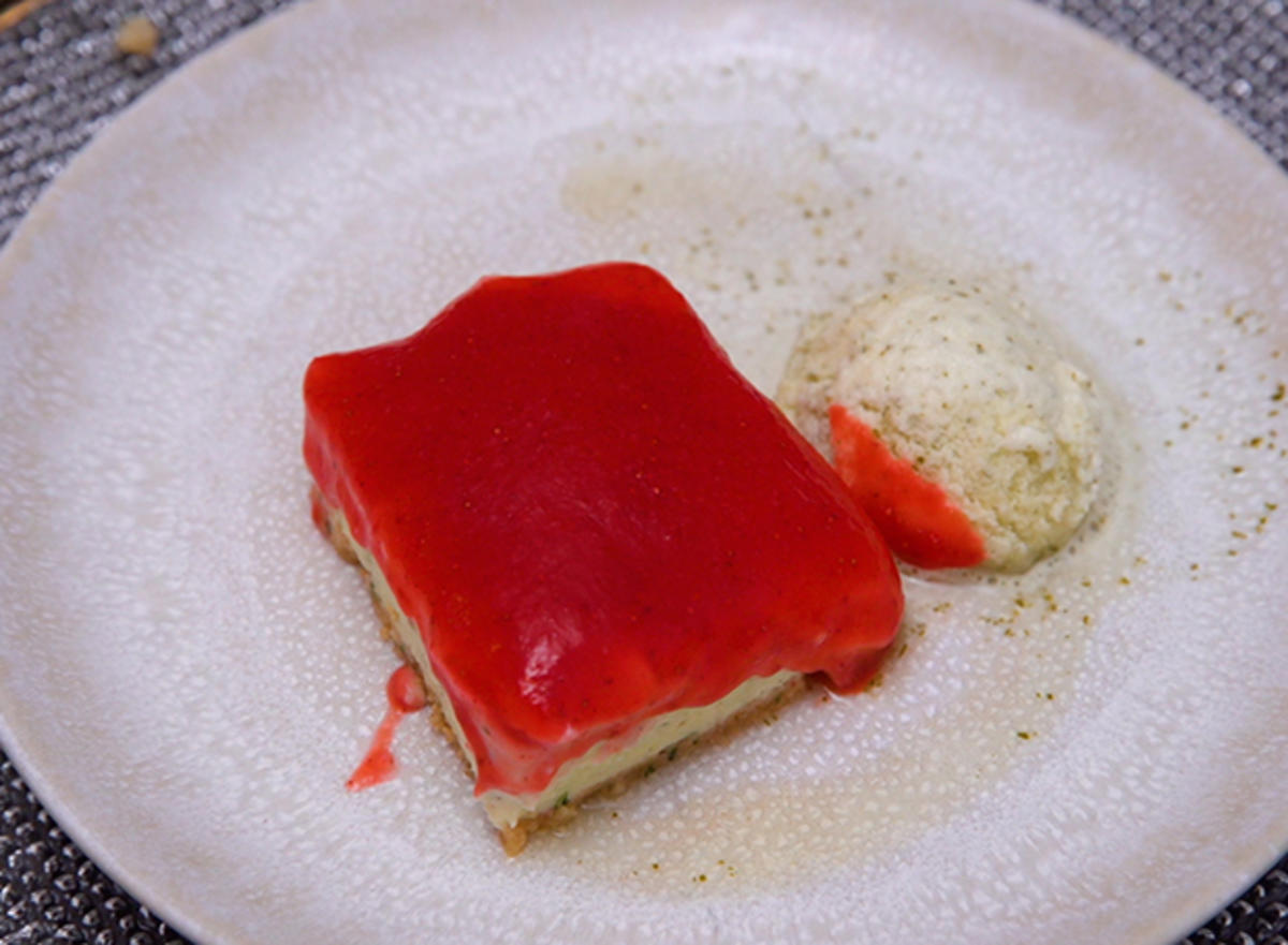 Cheesecake mit Erdbeer-Topping und Zitronen-Basilikum-Sorbet - Rezept - Bild Nr. 2
