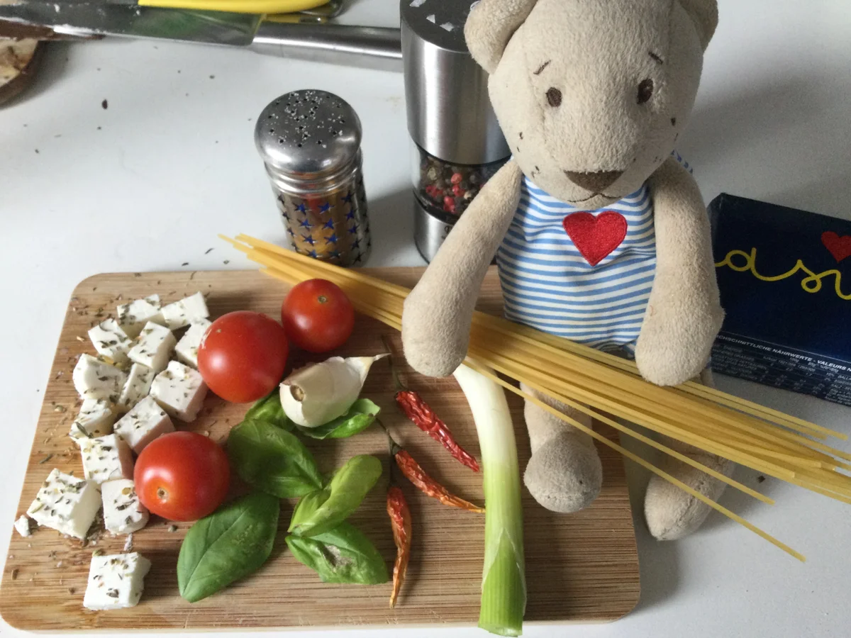 Rezept: Spaghetti mit Feta und was noch so da war Bild Nr. 2 Spaghetti mit Feta und was noch so da war - Rezept - Bild Nr. 2