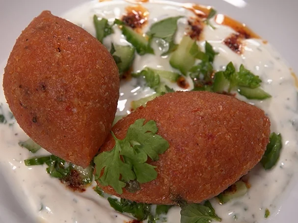 Rezept: Oruk mit Joghurt-Minz-Spiegel und Chili-Tropfen Bild Nr. 2 Oruk mit Joghurt-Minz-Spiegel und Chili-Tropfen - Rezept - Bild Nr. 2