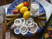 Matjesfilet mit Sauce Sylter Art, Zwiebelringen, Gewürzgurken und Pellkartoffel-Drillingen - Rezept - Bild Nr. 2