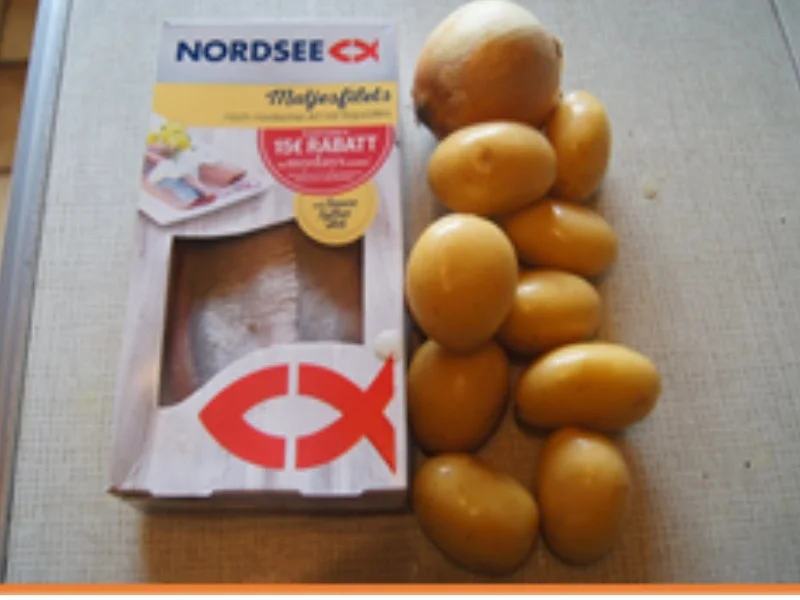 Matjesfilet mit Sauce Sylter Art, Zwiebelringen, Gewürzgurken und Pellkartoffel-Drillingen - Rezept - Bild Nr. 3