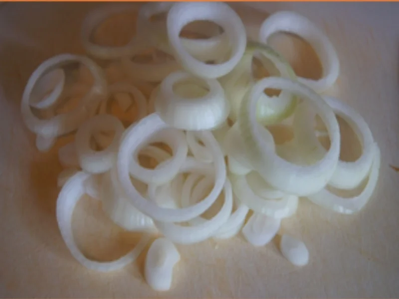 Matjesfilet mit Sauce Sylter Art, Zwiebelringen, Gewürzgurken und Pellkartoffel-Drillingen - Rezept - Bild Nr. 4