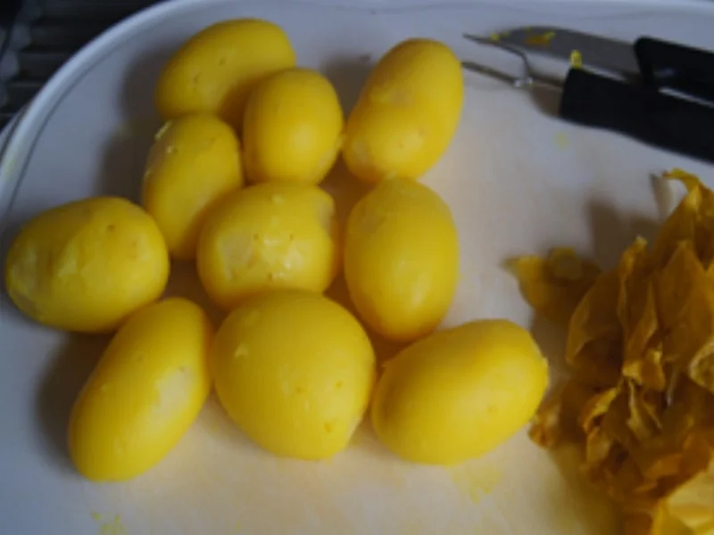 Matjesfilet mit Sauce Sylter Art, Zwiebelringen, Gewürzgurken und Pellkartoffel-Drillingen - Rezept - Bild Nr. 5